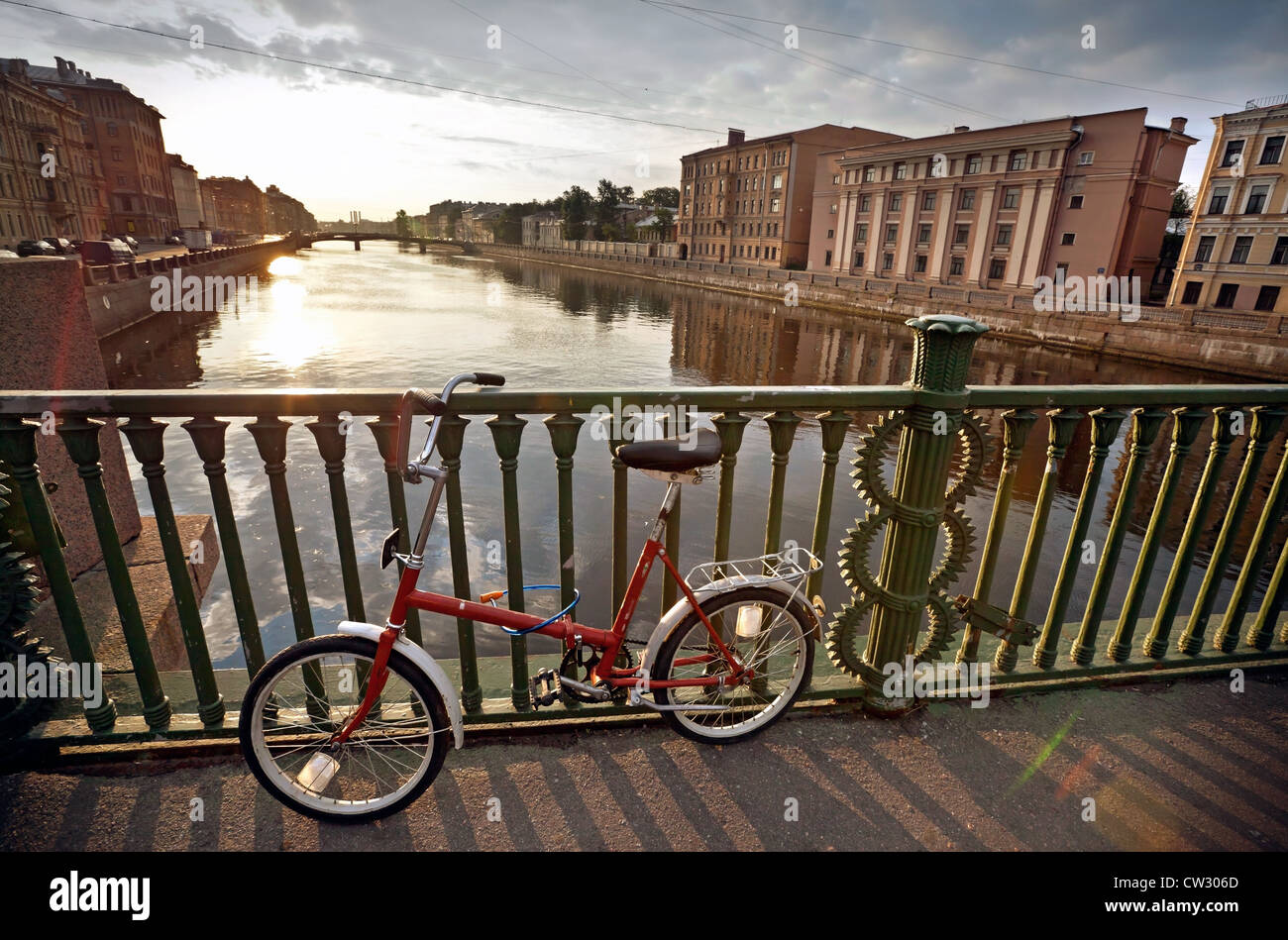 Alten roten Fahrrad auf ägyptische Brücke. Fluss Fontanka, Sankt-Petersburg, Russland Stockfoto