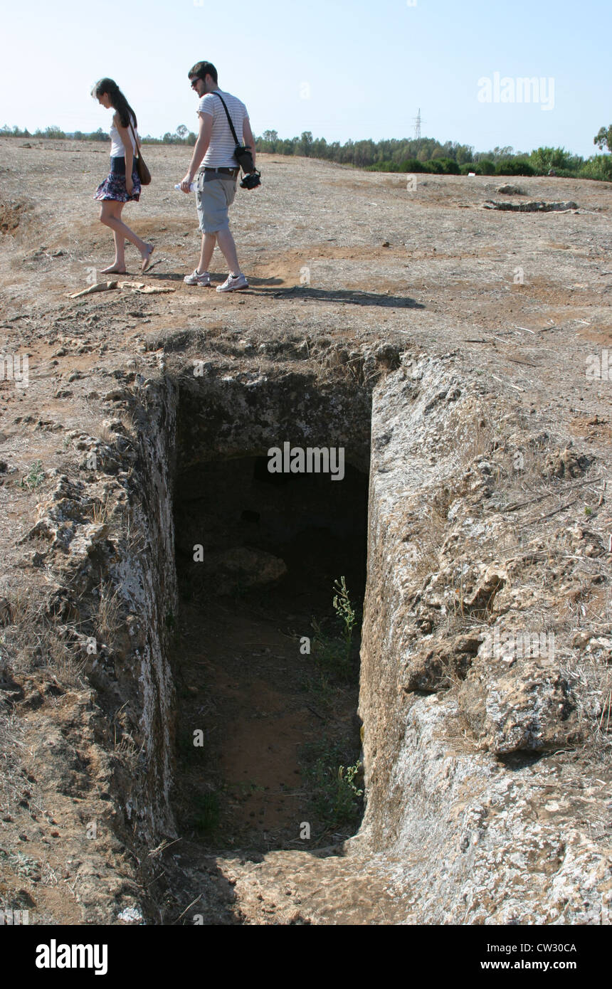 Touristen im späten Neolithikum, Pre-Nuraghen unterirdische Grabstätte von Anghelu Ruju, in der Nähe von Alghero, Sassari Provinz, Sardinien, Italien Stockfoto