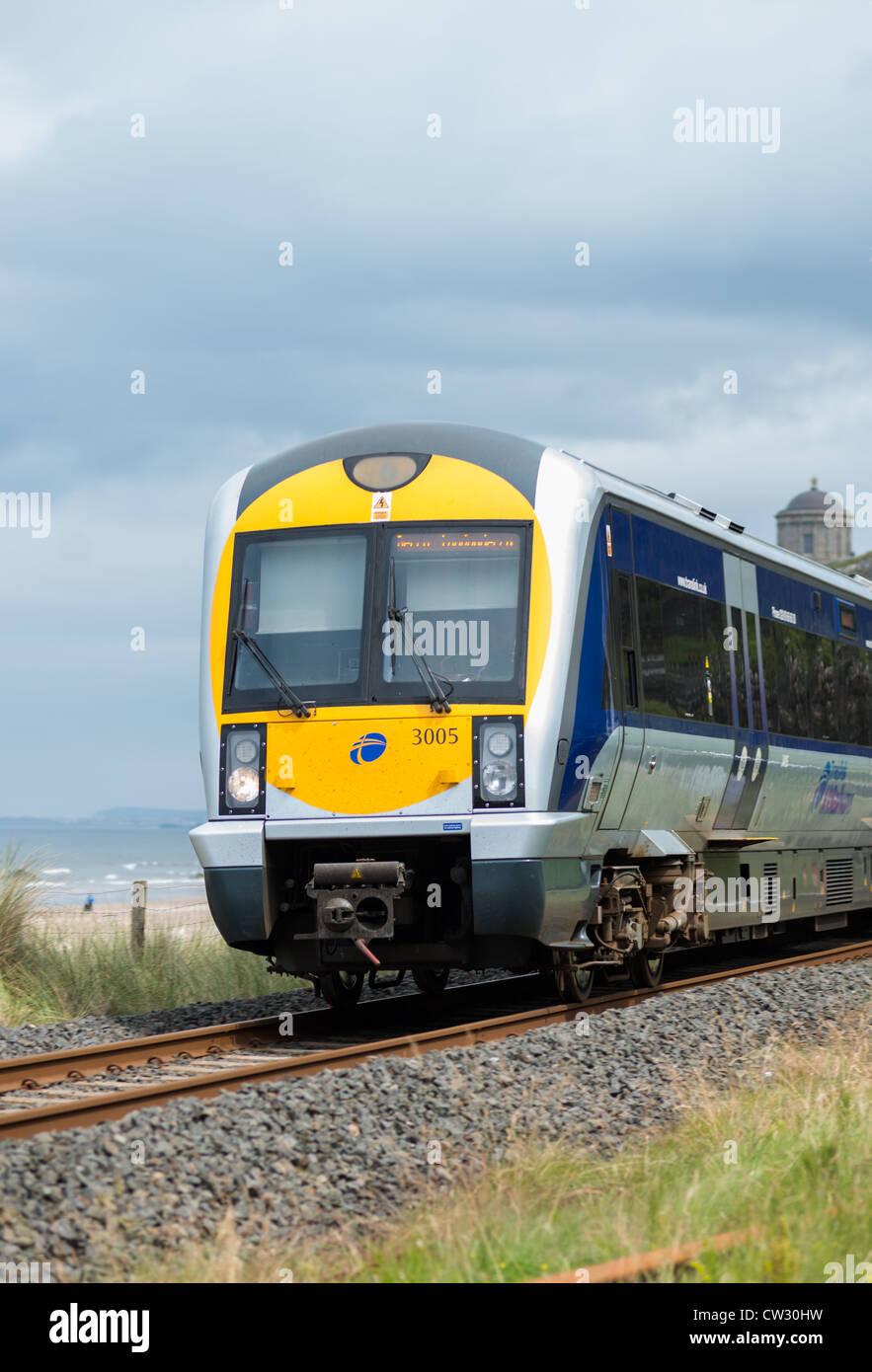 Diesel Zug am Bahnhof entlang der Küste bei Mussenden Temple, Castlerock, Nordirland. VEREINIGTES KÖNIGREICH. Stockfoto