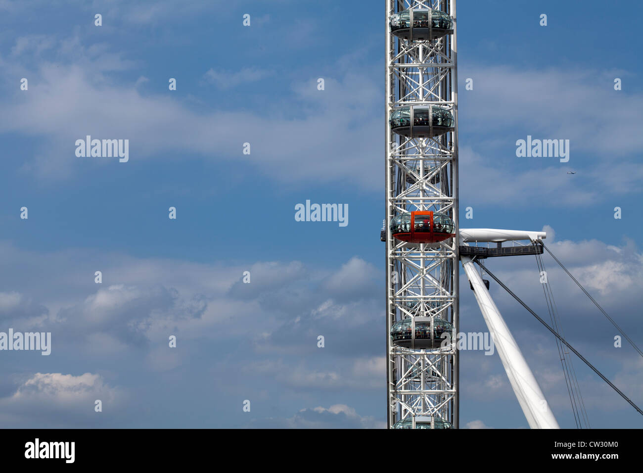 Detail des London Eye (oder Millennium Wheel) zeigt die Rote Hütte auf einem teilweise bewölkten Himmel an einem sonnigen Tag. Stockfoto