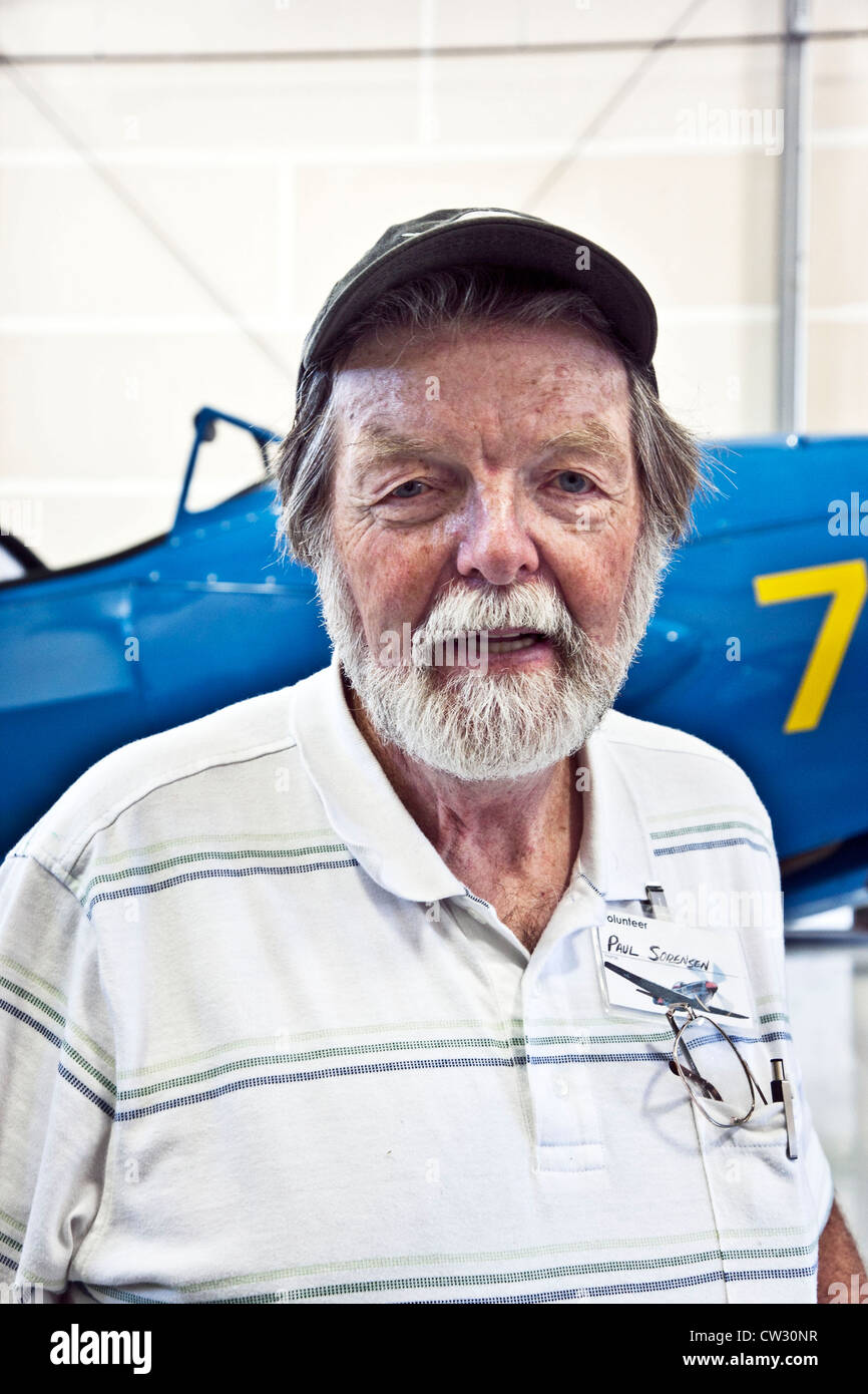 geniale ergrauten ehemaligen Navy pilot Paul Sorensen führt eine Gelehrte Heritage Flight Museum Bellingham internationaler Flughafen Stockfoto