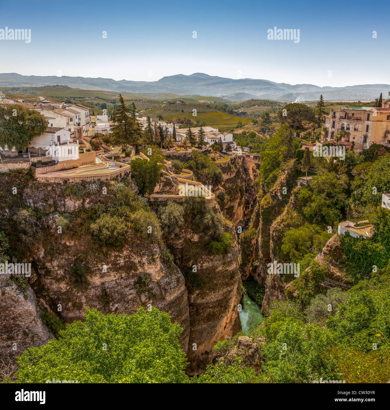 Ronda, Andalusien, Spanien, Europa. Berühmte malerische Stadt mit einer tiefen Tal Schlucht des Flusses Guadalevin. Stockfoto