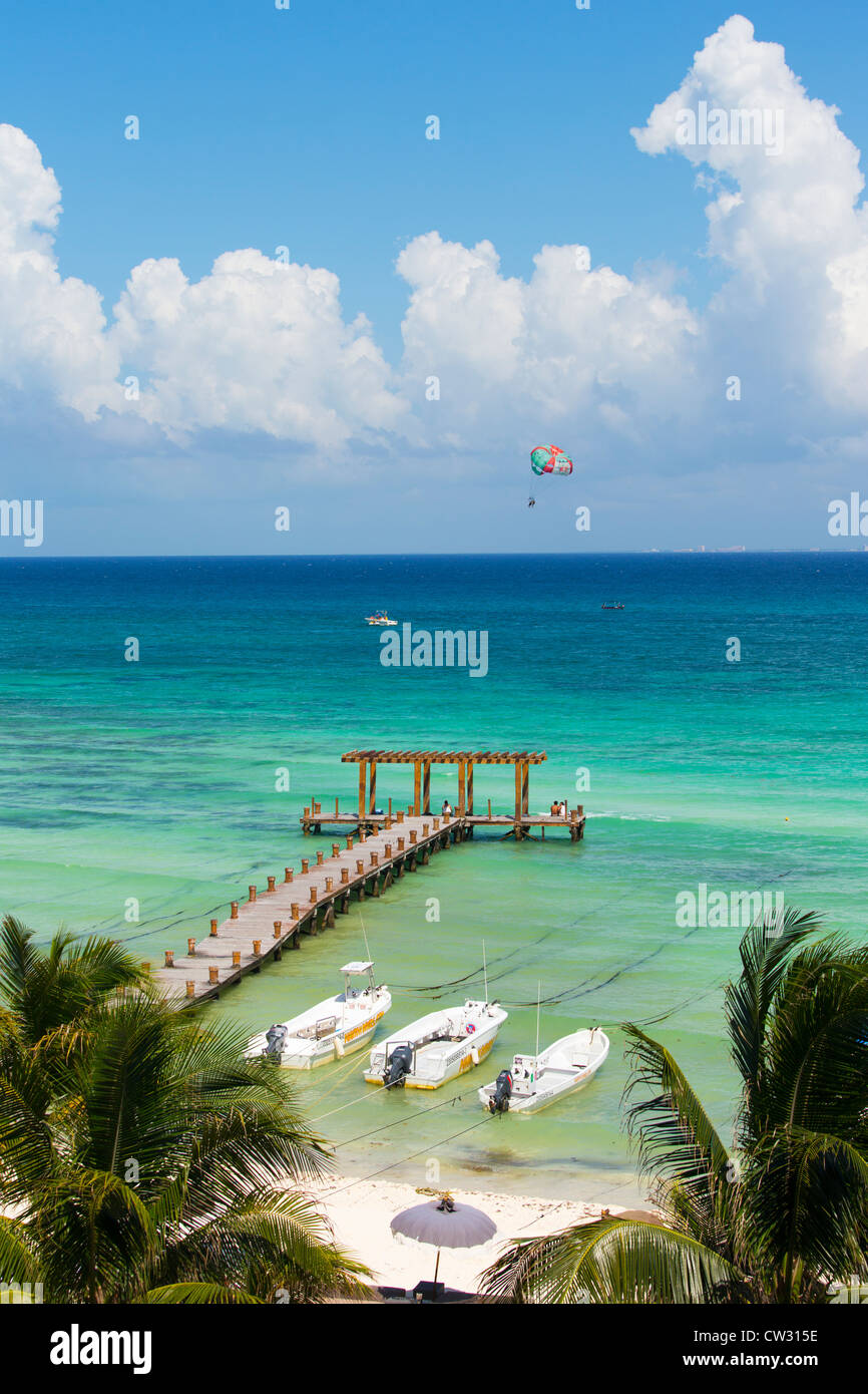 Mexiko, Quintana Roo, Playa del Carmen, Pier am Strand Hinausragende zum Karibischen Meer Stockfoto