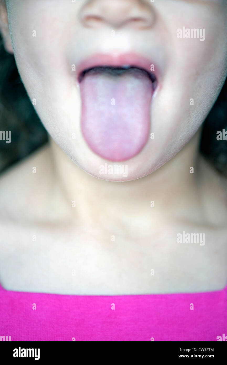 Nahaufnahme eines 4 Jahre alten Mädchens stossen ihre Zunge in Ekel. Stockfoto