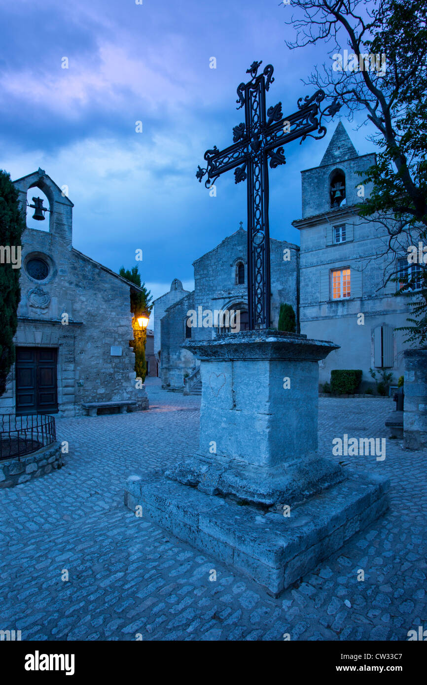 Schmiedeeisernen kreuzen sich am Place de Saint-Vincent, Les Baux de Provence, Frankreich Stockfoto