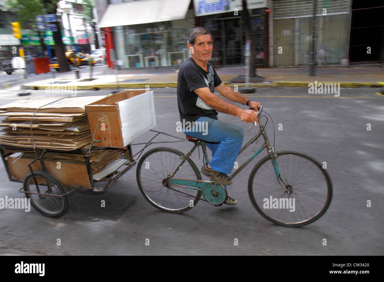 Mendoza Argentinien, Avenida San Juan, Straßenszene, hispanischer Mann Männer Erwachsene Männer, Fahrradkarren gezogen, Faltschachteln aus Pappe, Recycling, Müllabfuhr, Straße Stockfoto