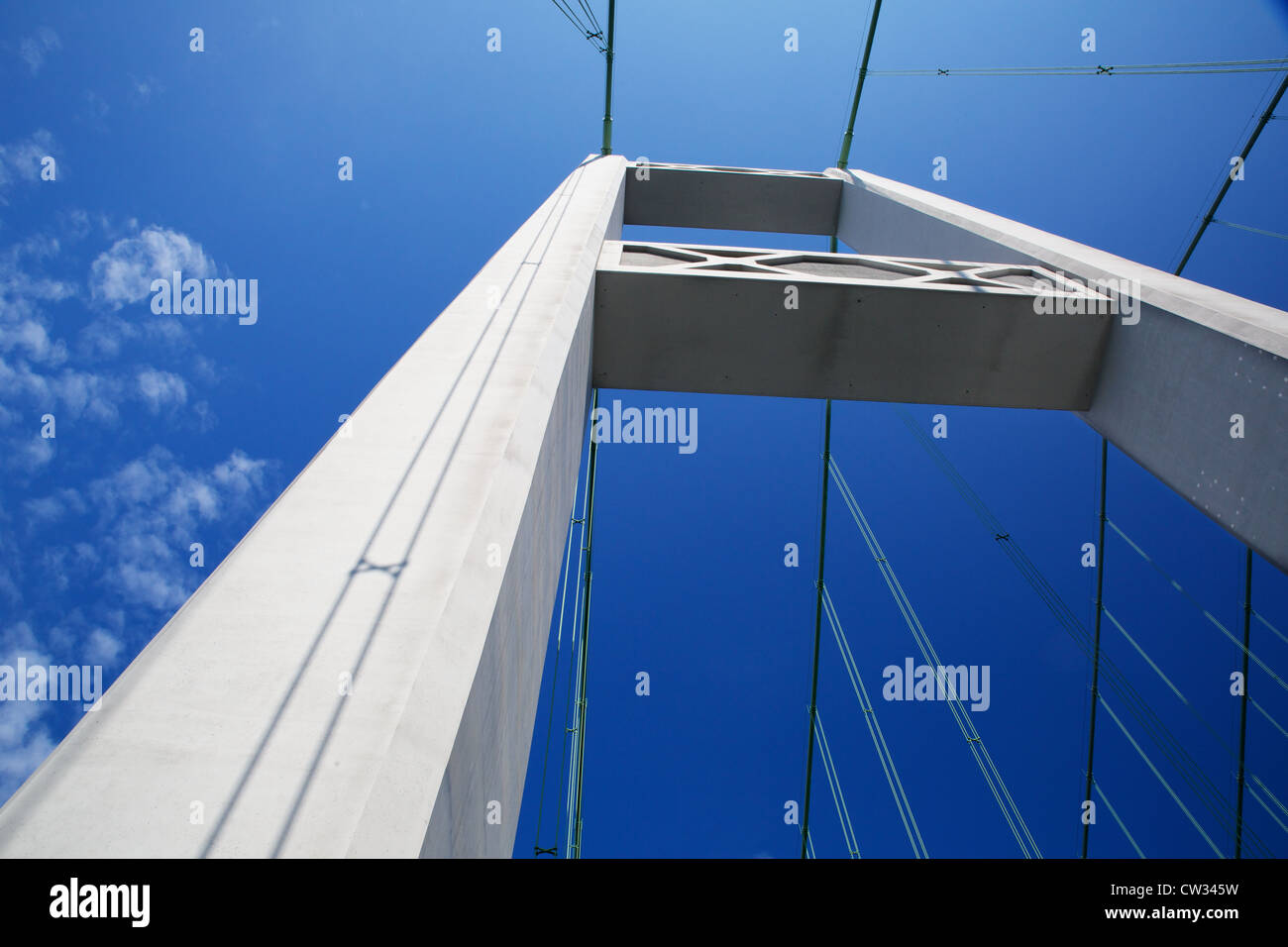 Eines der Tacoma Narrows bridge Türme vor einem fast wolkenlosen blauen Himmel Stockfoto