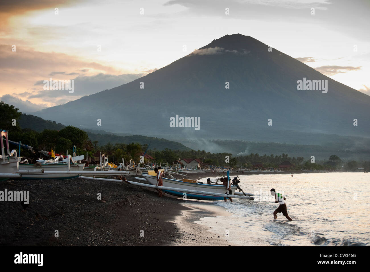 Der große Vulkan Gunung Agung gesehen während einer dramatischen Sonnenuntergang am Strand Jemeluk im Bereich Amed von Bali, Indonesien. Stockfoto