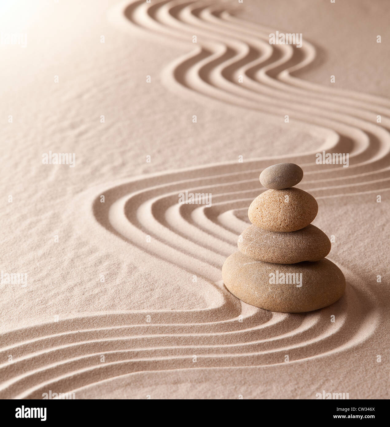 Zen Meditation Garten Sand und Steinen Harmonie und Ausgeglichenheit Symbol für spirituelle Reinheit, Einfachheit und Harmonie Stockfoto