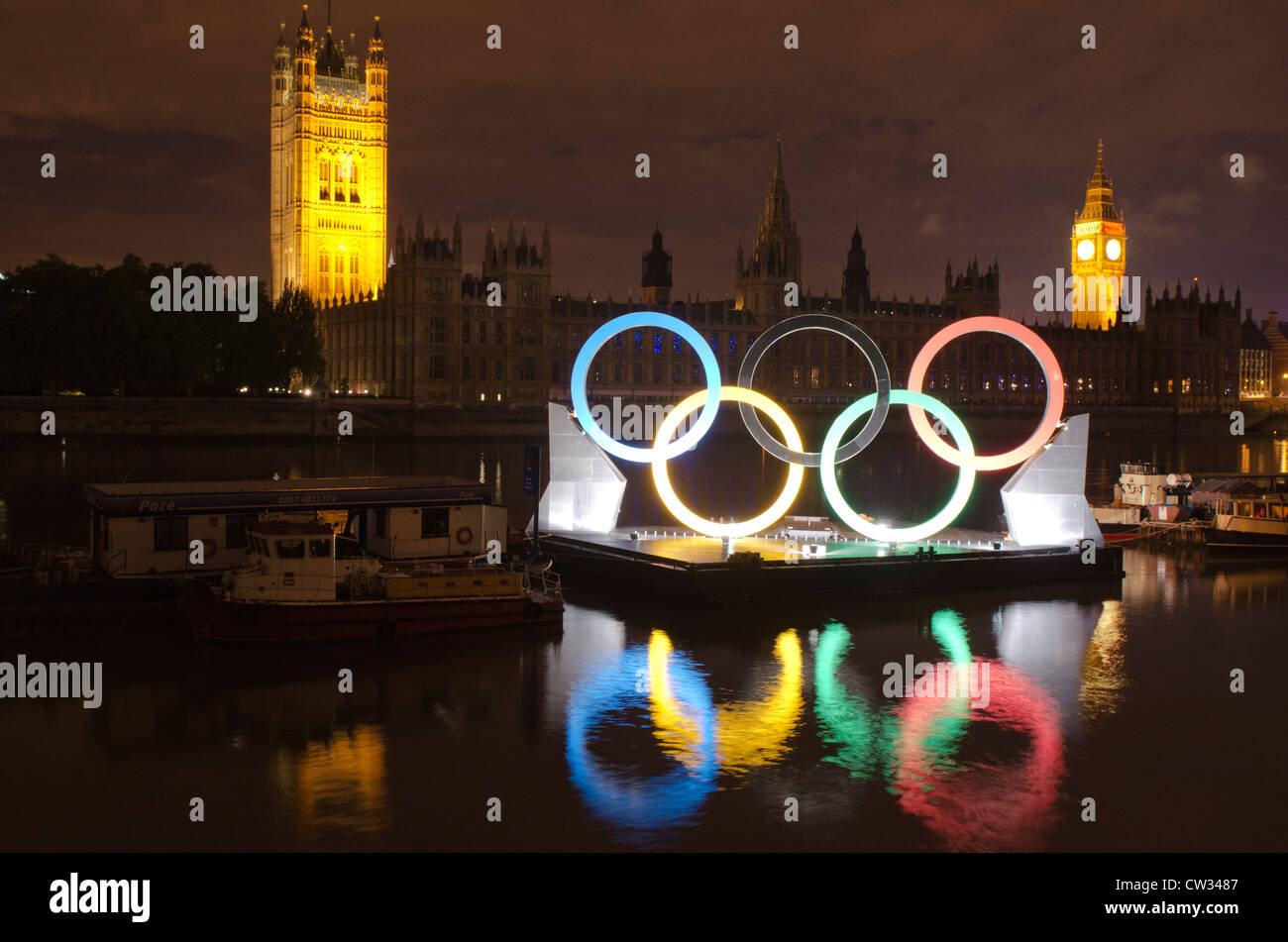 Häuser des Parlaments in der Nacht mit London Olympics 2012 Olympischen Ringe Uk Stockfoto