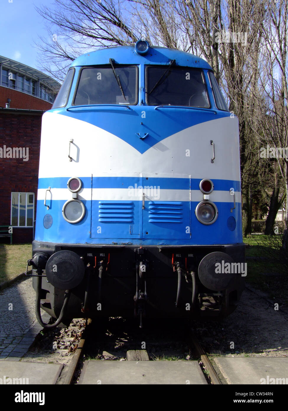 D & D Diesel Lokomotive 2402 (ehemalige DB 228 757) bei Berlin Behala Güterbahnhof. Stockfoto