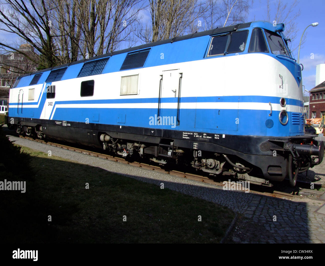 D & D Diesel Lokomotive 2402 (ehemalige DB 228 757) bei Berlin Behala Güterbahnhof. Stockfoto
