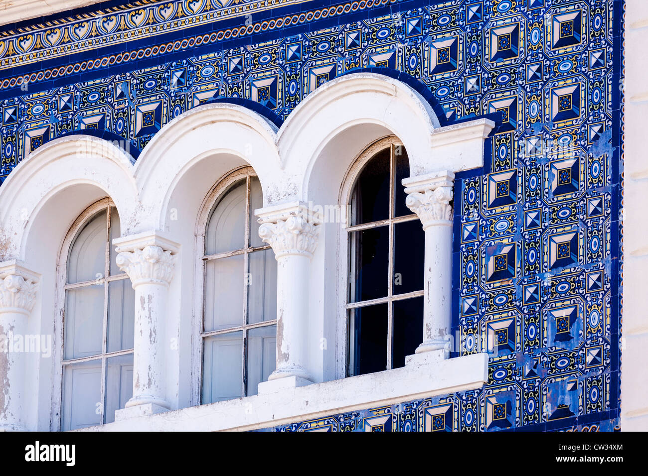 Blaue Wandfliesen runden Bogenfenstern, Cádiz, Andalusien, Andalusien, Spanien, Europa. Stockfoto