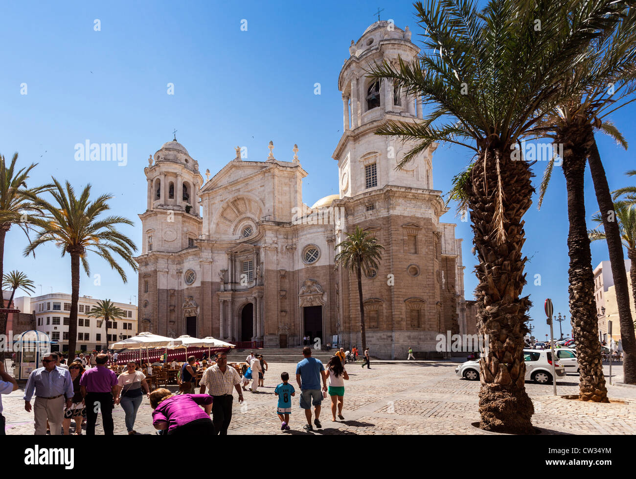 Cadiz Kathedrale, Andalusien, Andalusien, Spanien, Europa. Mit Touristen Wandern im Plaza. Stockfoto