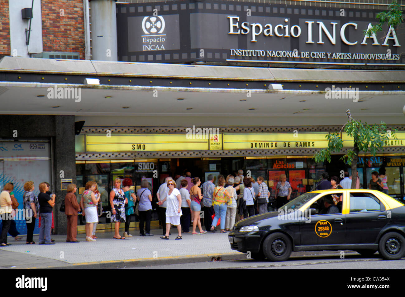Buenos Aires Argentinien,Avenida Rivadavia,Instituto Nacional De Cine Y Artes Audiovisuales,INCAA,Kino,Kino,Theater,Ticketlinie,Schlange,Hispani Stockfoto
