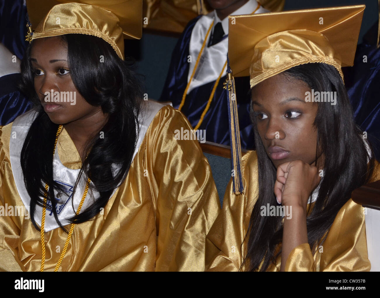 2 High School-Absolventen bei ihrer High-School-Zeremonie in Upper Marlboro, Maryland Stockfoto