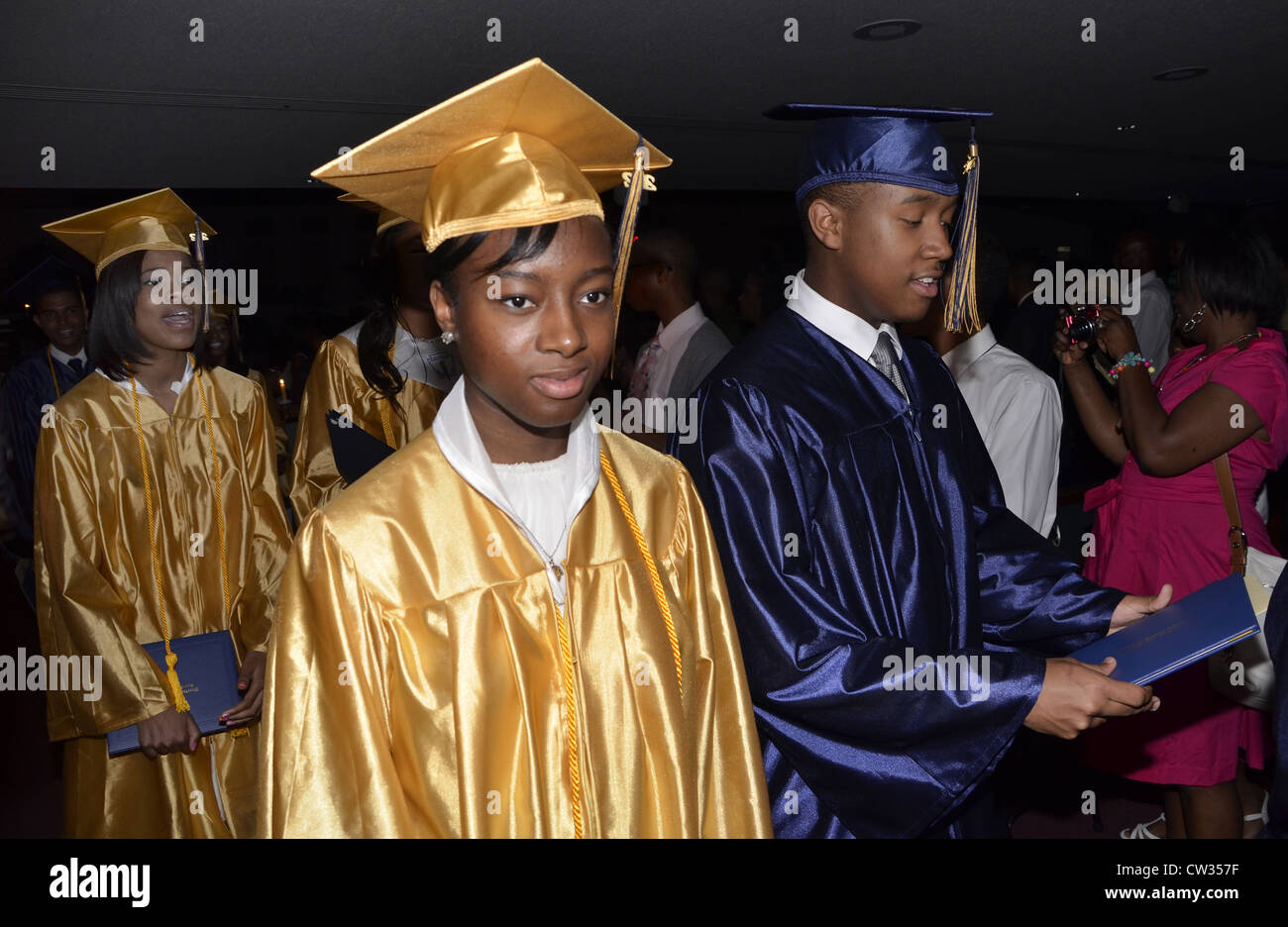 High School-Absolventen ihre Diplome an einer Abschlussfeier in Forrstville, Maryland Stockfoto
