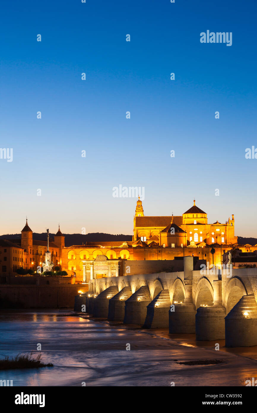 Córdoba, Spanien. Große, große Moschee, Mezquita und Kathedrale mit römischen Brücke am Fluss Guadalquivir in der Abenddämmerung.  Andalusien Andalusien Stockfoto
