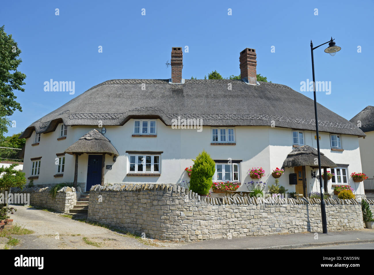 Moderne strohgedeckten Hütten, Main Road, Tolpuddle, Dorset, England, Vereinigtes Königreich Stockfoto