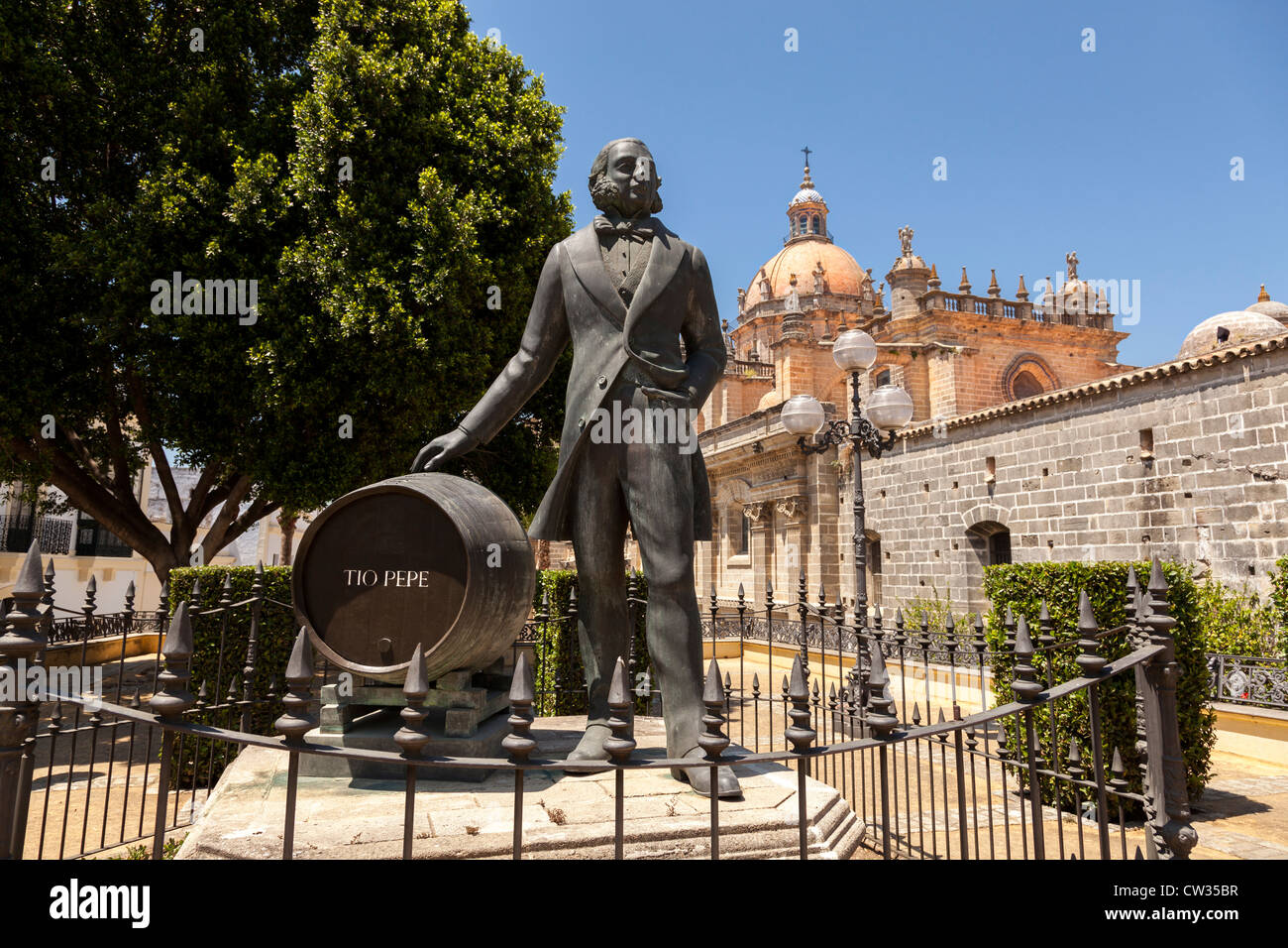 Statue von Tio Pepe außerhalb der Gonzalez Byass Weingut, Jerez De La Frontera, Andalusien, Spanien, Europa. Stockfoto