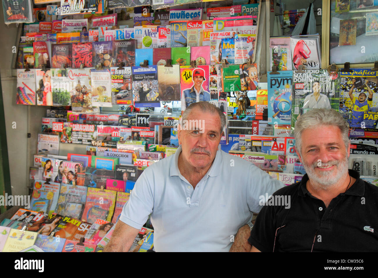 Buenos Aires Argentinien,Avenida Rivadavia,Zeitungskiost,Stand,Zeitschriften,Hispanic ethnic man men Male adult adults,work,employee worker working staf Stockfoto