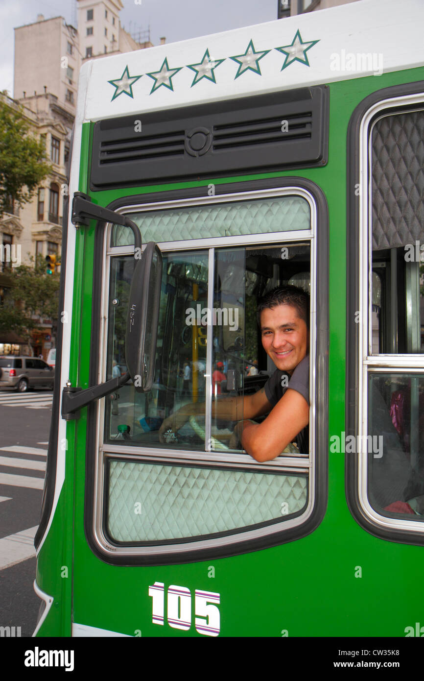 Buenos Aires Argentinien, Avenida 9 de Julio, Straßenszene, Bus, Bus, Nahverkehr, hispanischer Mann Männer Erwachsene Männer, Fahrer, Blick aus dem Hotel, Fenster, Lateinamerika Stockfoto