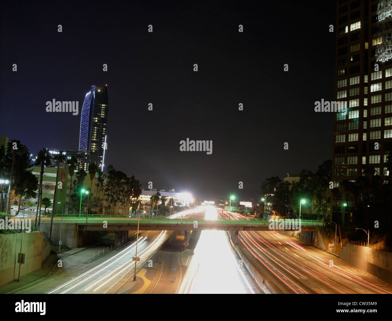 Die Innenstadt von Los Angeles Skyline bei Nacht, mit Verkehr. Stockfoto