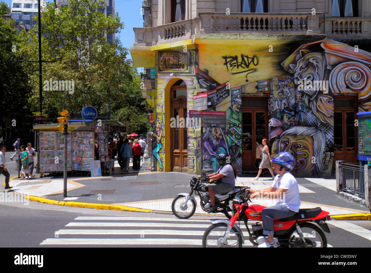 Buenos Aires Argentinien, Avenida Bernardo de Irigoyen, Straßenszene, Kreuzung, Ecke, Gebäude, Straßenkunst, Graffiti, hispanischer Mann Männer Erwachsene Erwachsene, Motor Stockfoto
