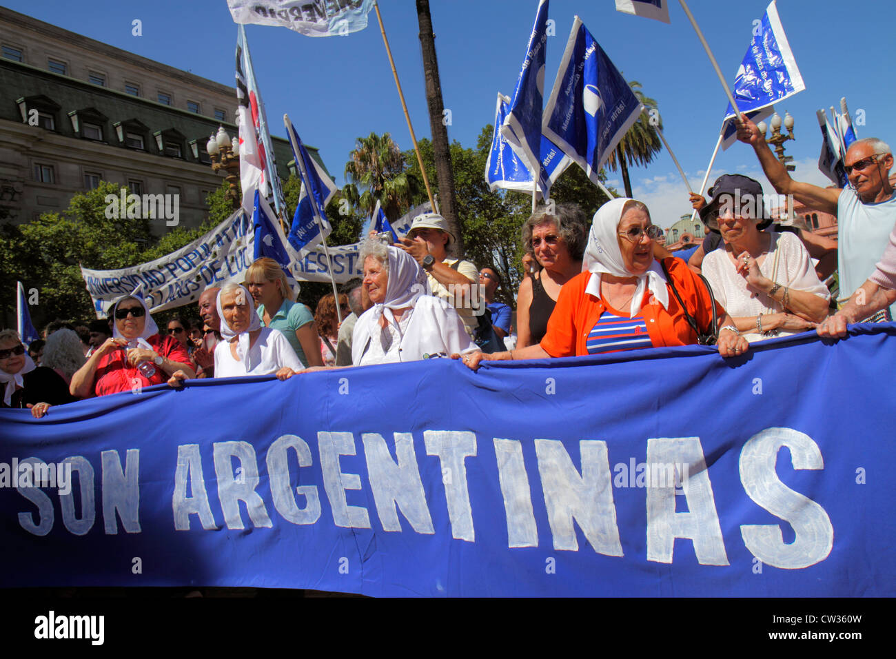 Buenos Aires Argentinien, Plaza de Mayo historischer Hauptplatz, politischer Mittelpunkt, Protest, Demonstration, Islas Malvinas, Falklandinseln Krieg, hispanische Frau Stockfoto