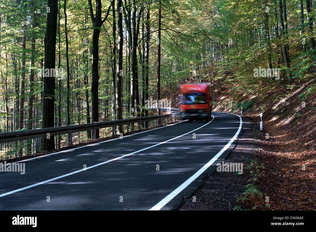 Pkw-Verkehr im Thüringer Wald Stockfoto