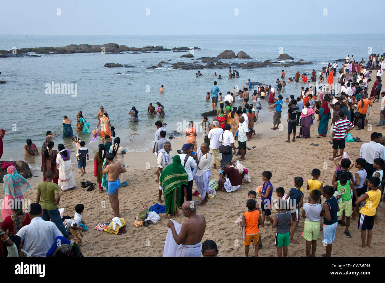 Hindu-Pilger im Meer baden. Kanyakumari. Cape Comorin. Indien Stockfoto