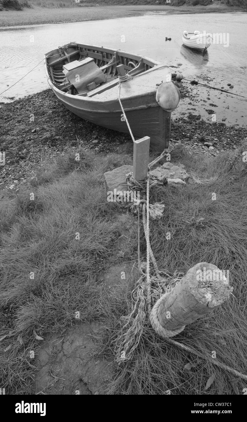 Ein vor Anker Boot am Ufer des Bunmahon im Süden von Irland. Stockfoto