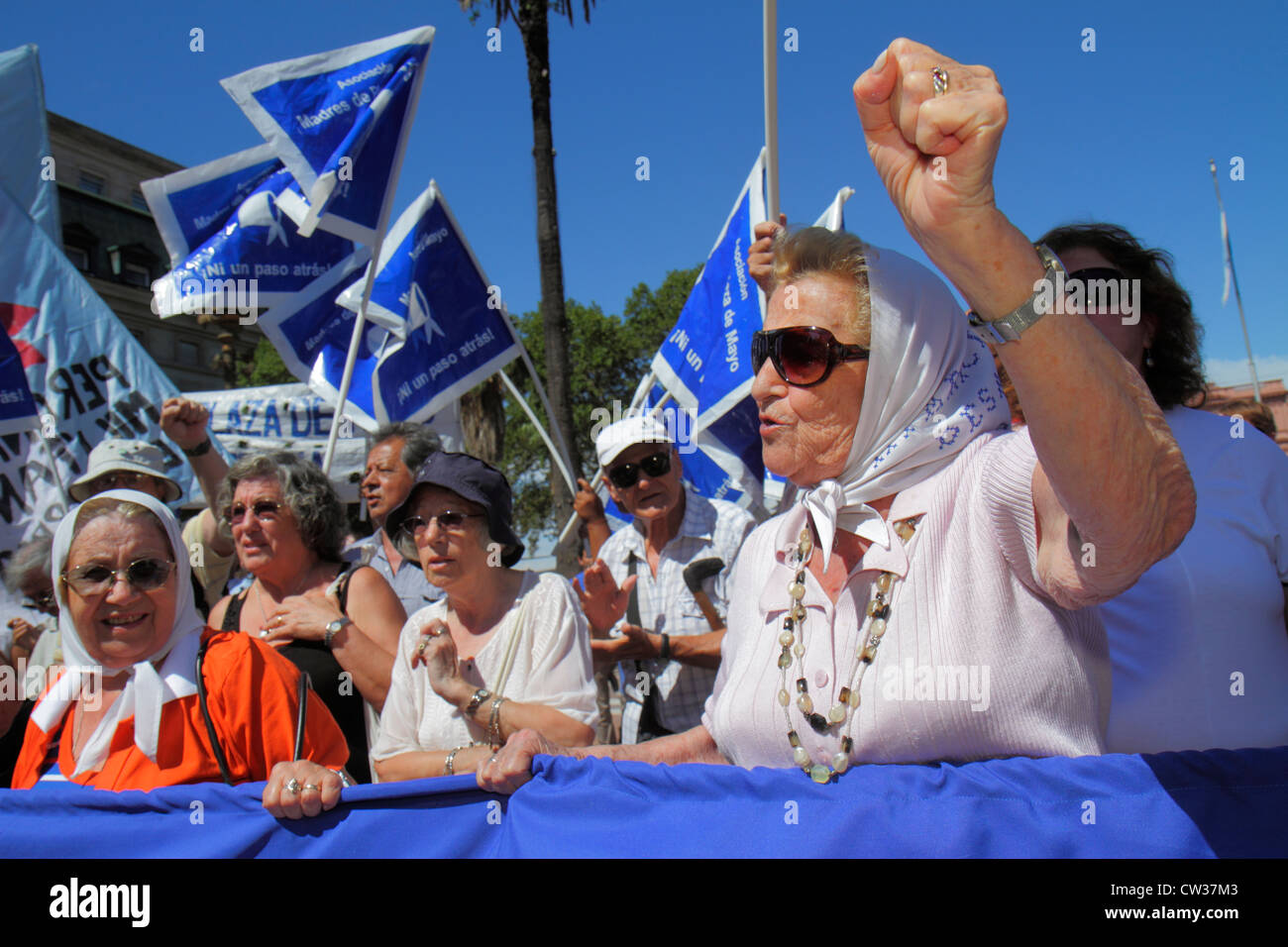 Buenos Aires Argentinien, Plaza de Mayo historischer Hauptplatz, politischer Mittelpunkt, Protest, Demonstration, Islas Malvinas, Falklandinseln Krieg, hispanische Frau Stockfoto
