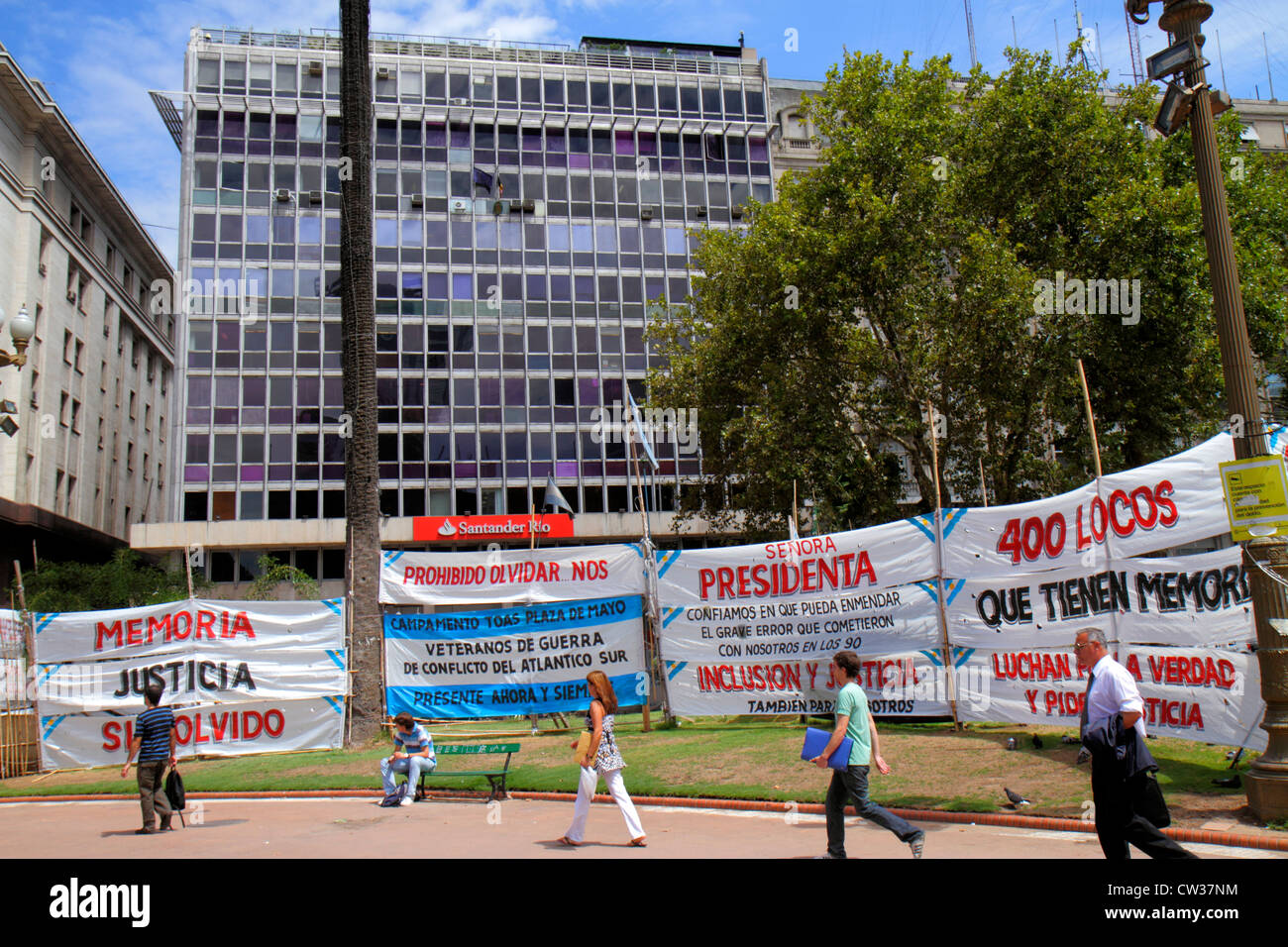 Buenos Aires Argentinien, Plaza de Mayo historischer Hauptplatz, politischer Mittelpunkt, Banner, Spanisch, Sprache, zweisprachig, Protest, hispanischer Mann Männer männlich, Frau weiblich w Stockfoto