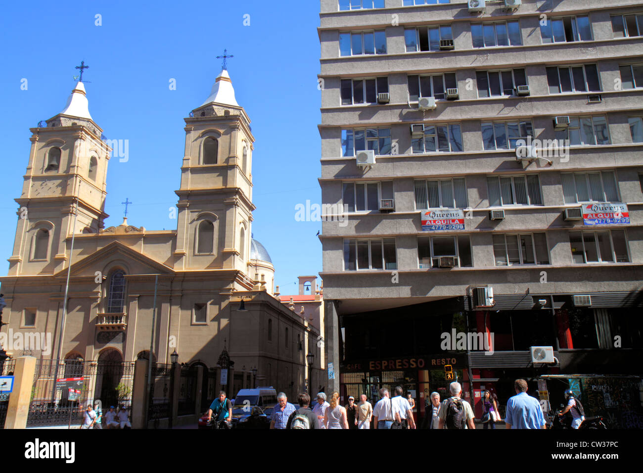 Buenos Aires Argentinien, Avenida Belgrano, Straßenszene, Kloster Santo  Domingo, Basilika unserer Lieben Frau vom Rosenkranz, katholische Kirche,  Glockenturm, Kreuz, Kond Stockfotografie - Alamy