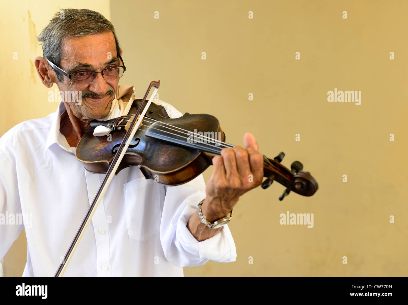Ein Zigeuner-Mann (Roma) sein Geigenspiel in der Altstadt von Bratislava, Slowakei. Stockfoto
