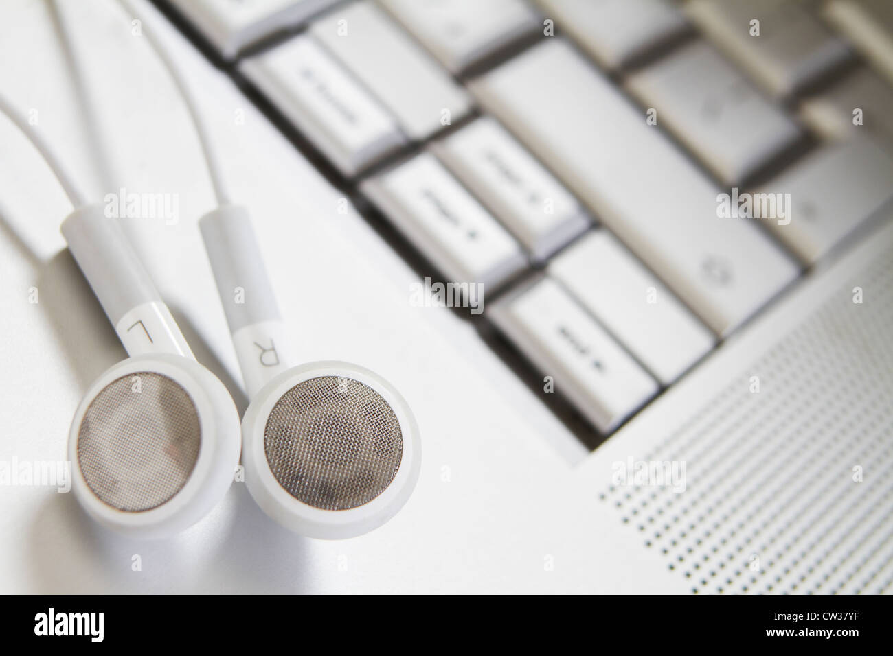 Kopfhörer am Laptop, um digitale Musik zu veranschaulichen Stockfoto