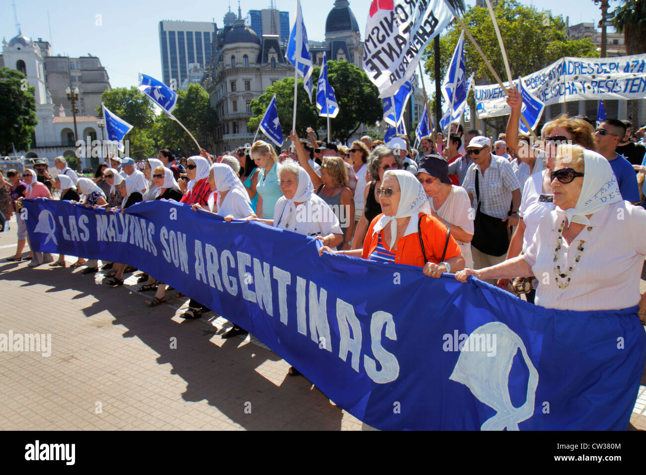 Buenos Aires Argentinien, Plaza de Mayo historischer Hauptplatz, politischer Mittelpunkt, Protest, Demonstration, Islas Malvinas, Falklandinseln Krieg, hispanische Frau Stockfoto