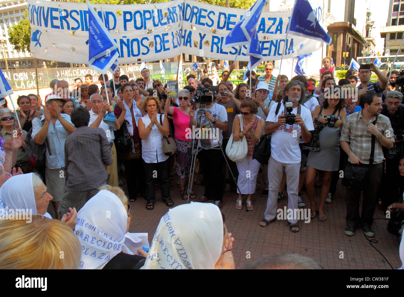 Buenos Aires Argentinien, Plaza de Mayo historischer Hauptplatz, politischer Mittelpunkt, Protest, Demonstration, Madres de Plaza de Mayo, Mütter, schmutziger Krieg, Menschenrechte, ein Stockfoto Buenos Aires Argentinien, Plaza de Mayo historischer Hauptplatz, politischer Mittelpunkt, Protest, Demonstration, Madres de Plaza de Mayo, Mütter, schmutziger Krieg, Menschenrechte, ein Stockfoto