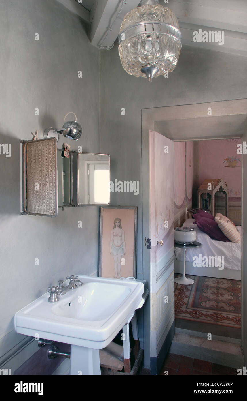 Badezimmer mit Waschbecken, Lampe und ein Gemälde in der Nähe der Schlafzimmer Stockfoto