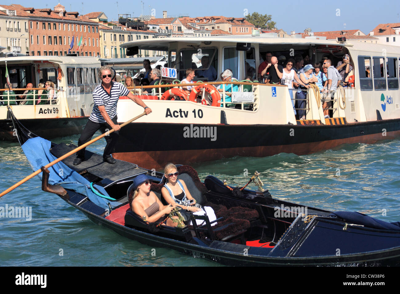 Dynamische Gondelfahrt in Venedig Stockfoto