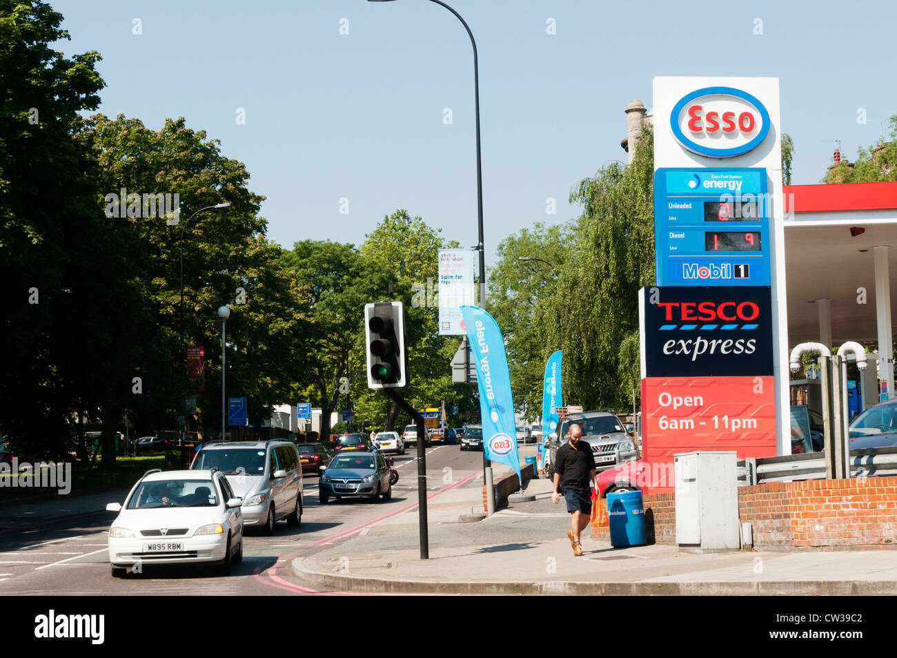 Eine Esso-Tankstelle mit Tesco Express auf einer viel befahrenen Hauptstraße. Stockfoto