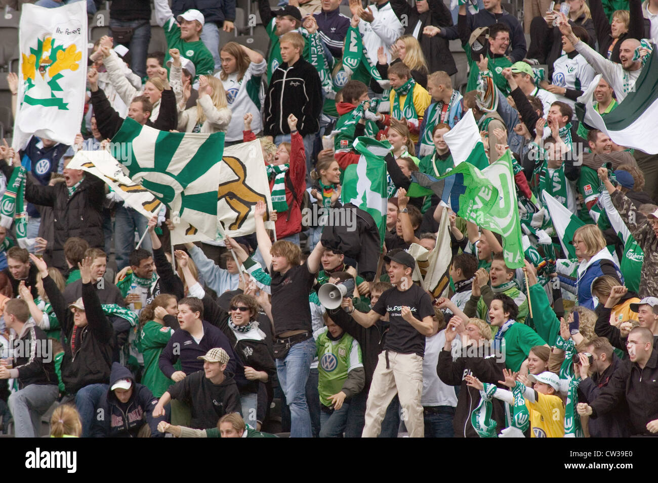 Fans des VFL Wolfsburg im Olympiastadion Berlin Stockfoto