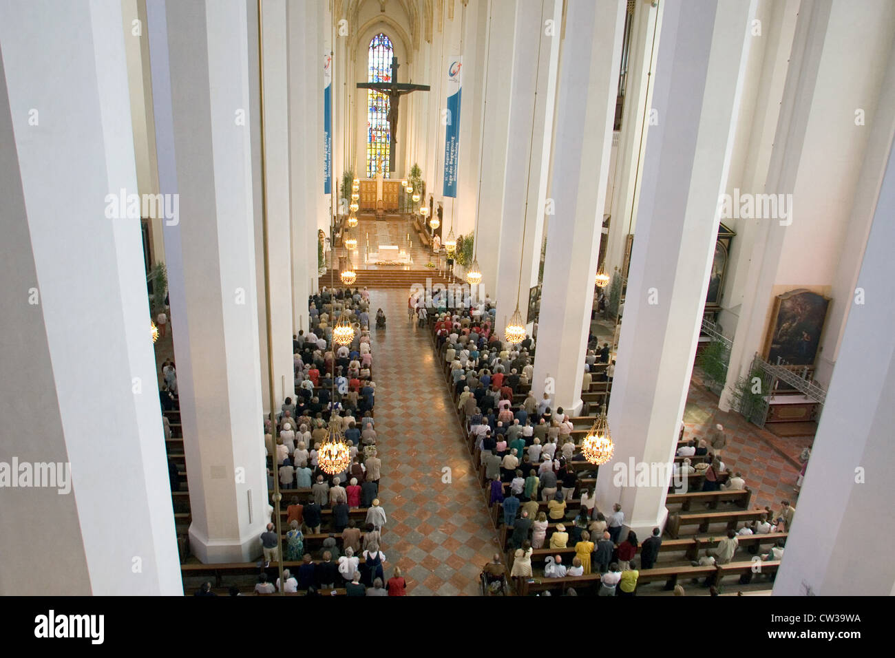 Muenchen, Menschen bei der Messe in der Frauenkirche in München  Stockfotografie - Alamy