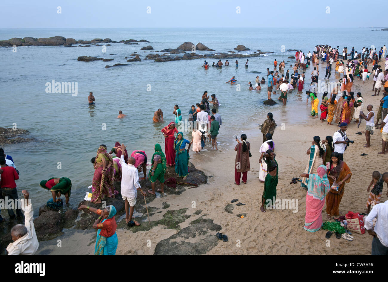 Hindu-Pilger im Meer baden. Kanyakumari. Cape Comorin. Indien Stockfoto
