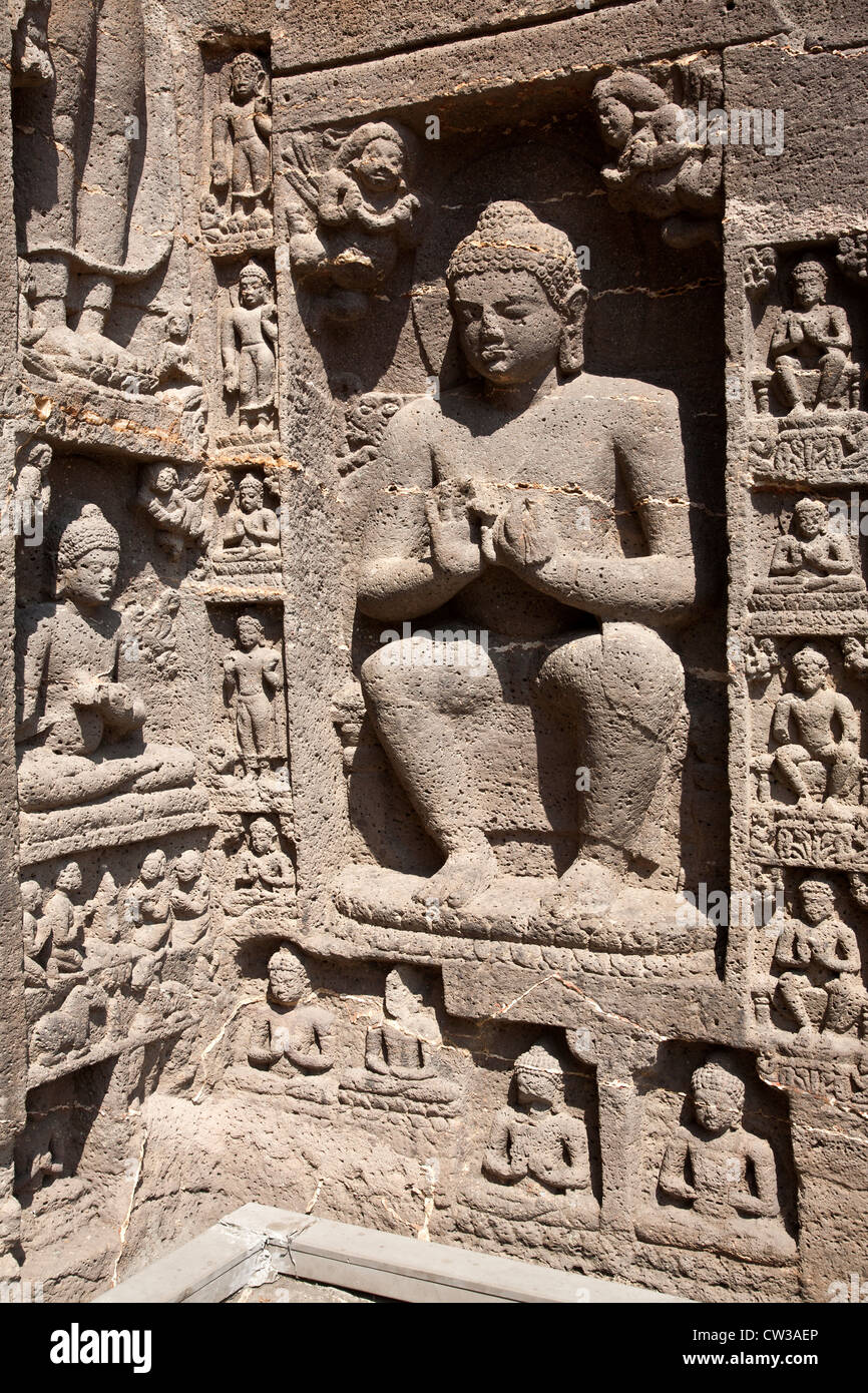 Buddha Skulpturen geschnitzt auf dem Felsen. Ajanta Höhlen. Maharashtra. Indien Stockfoto