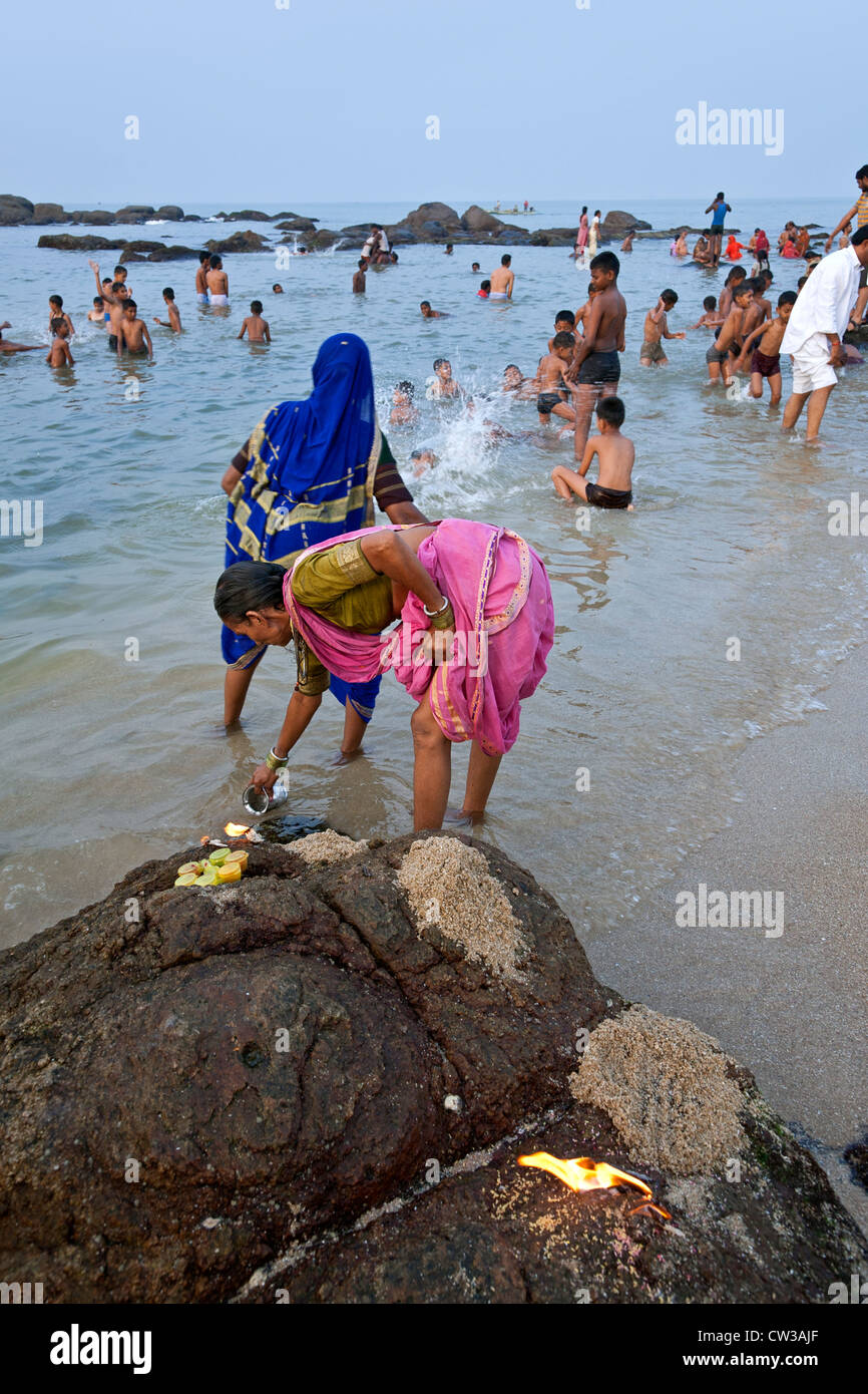 Hindu-Frau eine rituelle Darbringung (Puja). Kanyakumari. Cape Comorin. Indien Stockfoto