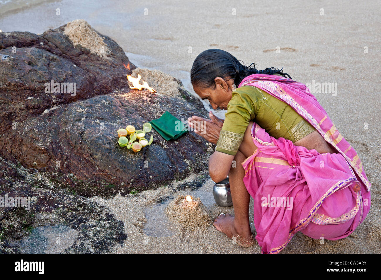 Hindu-Frau eine rituelle Darbringung (Puja). Kanyakumari. Cape Comorin. Indien Stockfoto