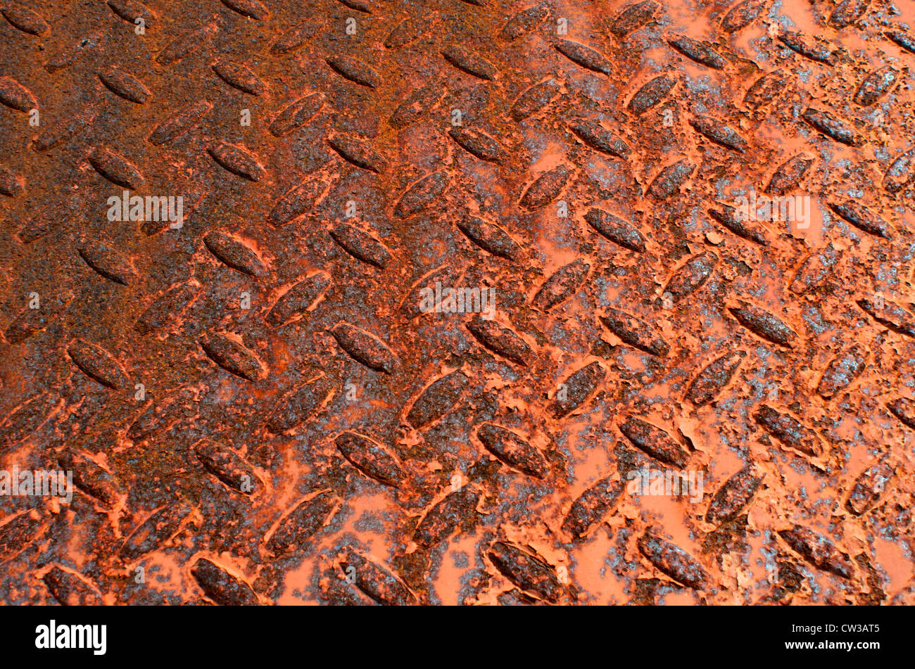 Rostige Metallplatte mit Ausbuchtungen. Industrie-Metallblech. Hintergrundbild. Horizontale Ausgabe. Wählen Sie Fokus. Stockfoto