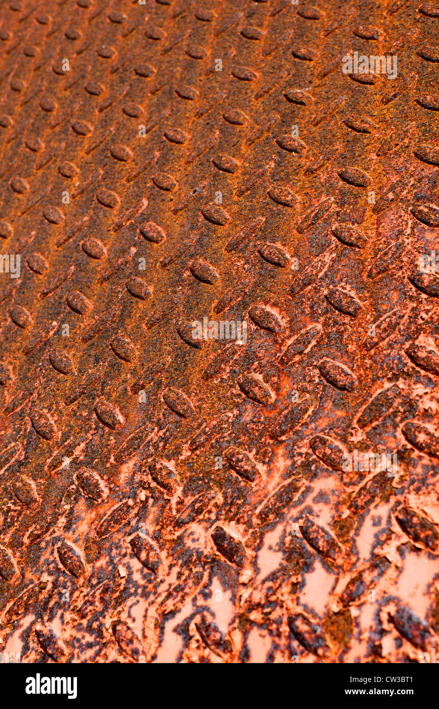 Rostige Metallplatte mit Ausbuchtungen. Industrie-Metallblech. Hintergrundbild. Vertikale Ausgabe. Wählen Sie Fokus. Flacher Freiheitsgrad. Stockfoto